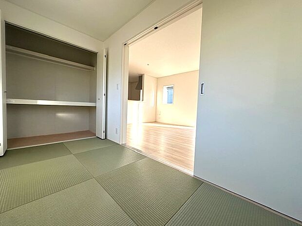 【和室】リビング隣の和室は来客時やお子様の遊び場として最適です!