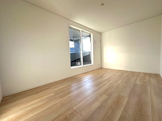 【洋室】フローリングのお部屋は耐久性があり傷が付きにくいので、一般的な使用ではメンテナンスはあまり必要ありません。また、汚れたらさっとふき取るだけで、きれいな場外を保つことができます。