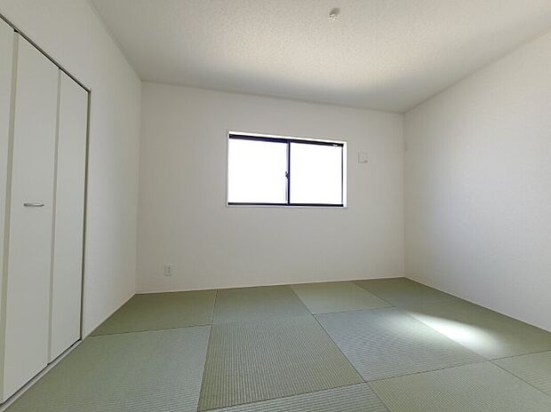 【和室】同社施工写真 リビングからの続き和室は、小さなお子様がいるご家庭ではキッズスペースやおむつ替えスペース、そしてお昼寝スペースなどにも重宝します。