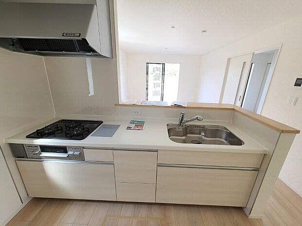 【対面キッチン】同社施工写真 対面式キッチンなので、リビングルームにいるご家族の様子を見ながら調理ができ、小さなお子様がいるご家庭でも安心です。