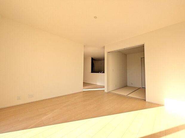 【リビング】5号棟写真 17.5帖と広々としたリビングは南に面しており、日当り良好!4.5帖の続き和室でより広い空間を実現!