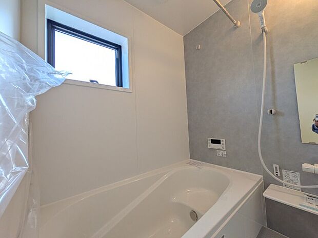 【浴室】1坪以上の広い浴室なので、お子様と並んで体を洗ってもゆとりがあります。