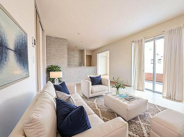 【LDKに家具を配置したイメージ画像】2号棟のリビングに家具を配置したイメージ画像です。※本画像はCGで作成しており、実際に現地に 家具は置かれておりません。また、価格に 家具は含まれておりません。