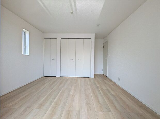 【寝室】2号棟　洋室は和室と比べて家具を置いたり敷物を敷いたりと、カスタマイズ性が高いので、自分の好みの部屋にしやすいです。