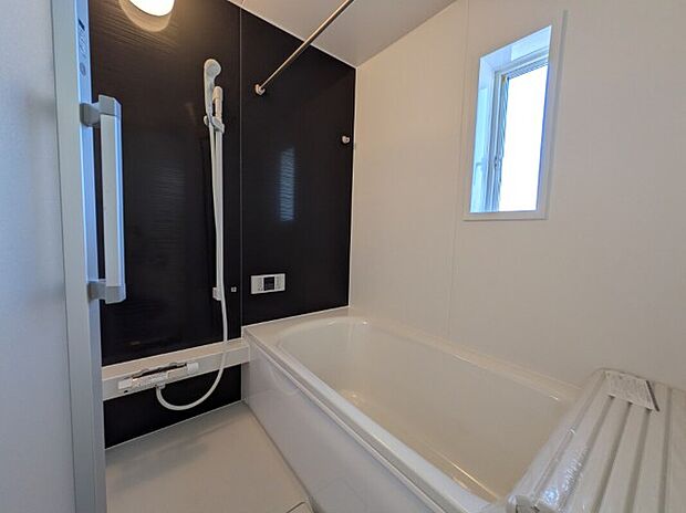 【浴室】2号棟　１坪サイズのバスルーム。浴室換気乾燥機を標準装備。乾きやすい床やお手入れのしやすい排水溝など、いつも清潔にご使用いただけます。