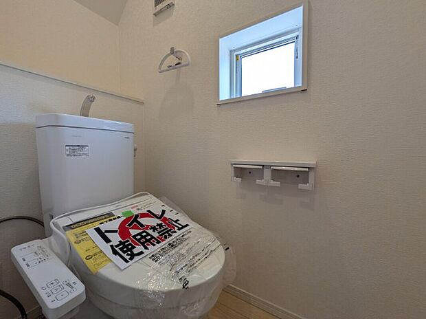 【トイレ】2号棟　1階と2階に完備されているので、朝の忙しい時間帯でも困りません。