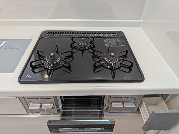 【キッチン3口コンロ】同社施工写真 ガス火の3口コンロには魚焼きグリルと調味料入れが付いています