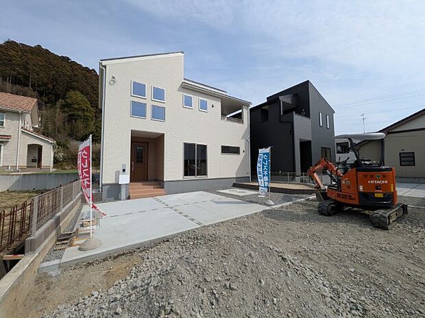 【1，2号棟外観写真】只今、外構工事中！