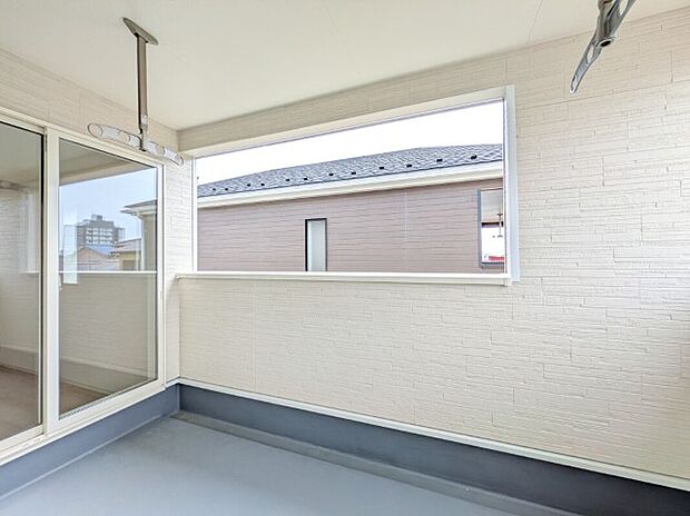 【インナーバルコニー】1号棟写真　インナーバルコニーは広々としていてお洗濯が楽ちんです。また日当たりを好む植物を育てるにはぴったりの空間なので、ガーデニングの場としても楽しむことができます◎