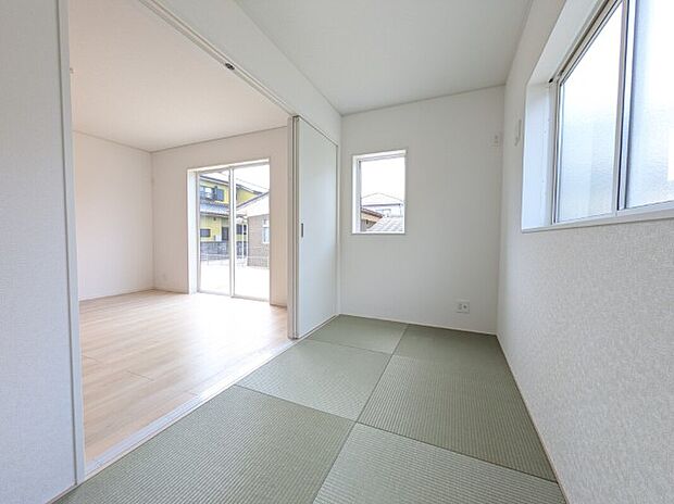 【和室】1号棟写真　リビング隣の和室は赤ちゃんのお昼寝やお子様の遊び場として重宝します！