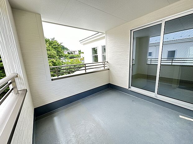 【バルコニー】同社施工写真 屋根があるので、雨で洗濯物を干せない…ということもありません。また、天気が良い日だと紫外線が気になるという方も、直射日光を避けることができます。天気に左右されずに済むのが人気です。