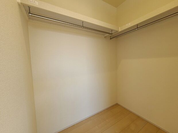 【ウォークインクローゼット】同社施工写真 衣類はもちろん、スーツケースなどの大きなものも収納できます。他にもタンスなどを設置するなど様々なものを置くことができるのが魅力です。