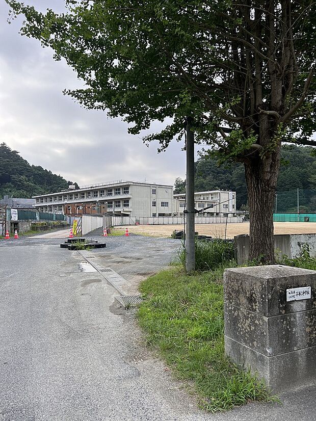 平第三中学校（約1m）
