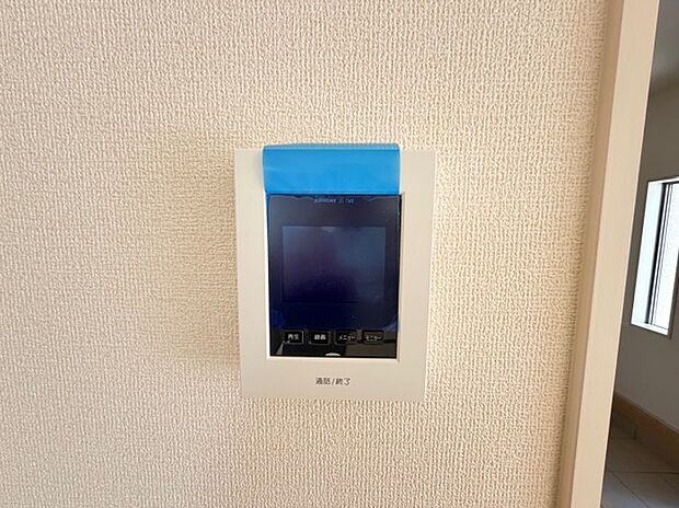 【ＴＶモニター付きインターホン】2号棟写真　お子さんのお留守番時など「知らない人が来たら出なくてもいい」と教育しておけば、防犯面でも格段に良くなります。