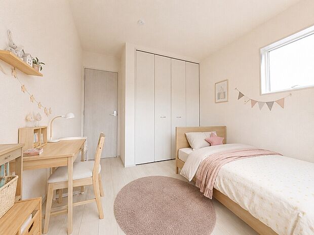 【1号棟の子供部屋に家具を配置したイメージ画像】同社施工の子供部屋に家具を配置したイメージ画像です。※本画像はCGで作成しており、実際に現地に 家具は置かれておりません。また、価格に 家具は含まれておりません。