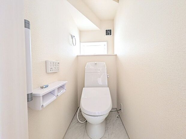 【トイレ】同社施工写真　1階と2階に完備されているので、朝の忙しい時間帯に困ることはありません。