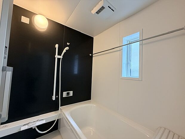 【浴室】1号棟写真 1坪サイズのバスルーム。浴室換気乾燥機を標準装備。乾きやすい床やお手入れのしやすい排水溝など、いつも清潔にご使用いただけます。