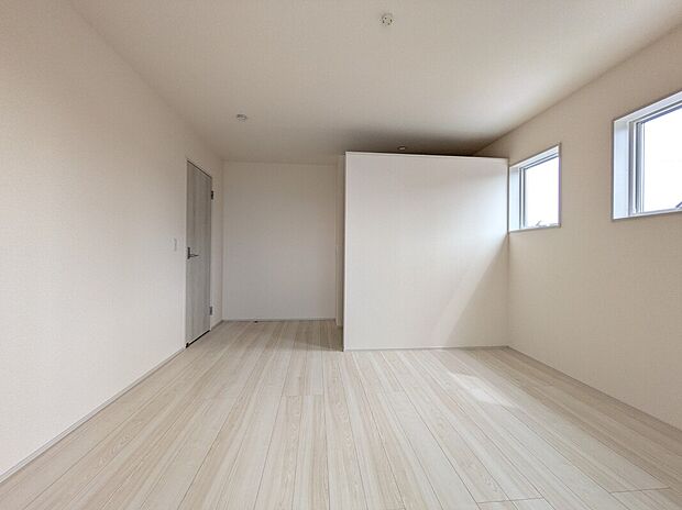 【寝室】5号棟写真 フローリングのお部屋は耐久性があり傷が付きにくいので、一般的な使用ではメンテナンスはあまり必要ありません。また、汚れたらさっとふき取るだけで、きれいな場外を保つことができます。