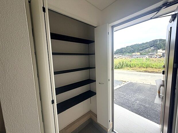 【玄関収納】7号棟写真 玄関には天井高シューズクローゼットが完備されているので、玄関をキレイに保てます!