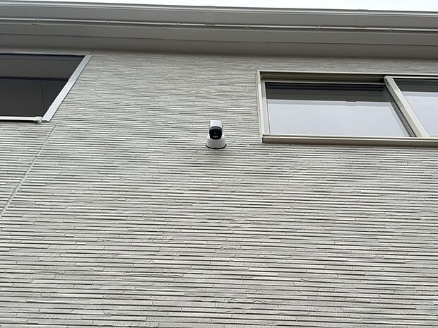 【防犯カメラ】7号棟写真 玄関頭上に防犯カメラが設置されているので、防犯面の安心と安全が担保できます。