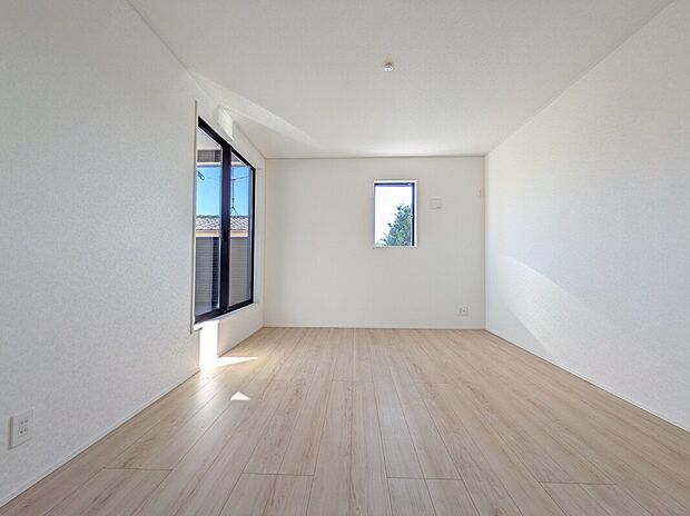 【子供部屋】2号棟写真 二面採光で光がたっぷり入るフローリングの居室です