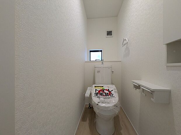 【トイレ】2号棟写真 1階と2階に完備されているので、朝の忙しい時間帯でも困りません。
