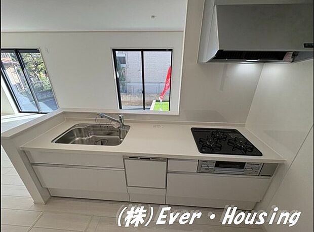 食洗機、浄水機能が備わった対面式のシステムキッチン。