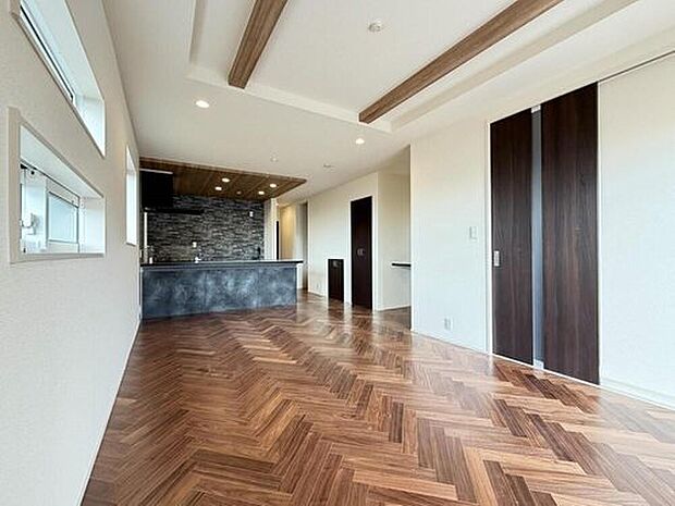 光と風が心地よく巡る、家族が自然と集まる20帖のLDK。食事もくつろぎもひとつの空間で叶い、日常も特別な時間も受け止めてくれる、ちょうどいい広さと開放感が魅力です。