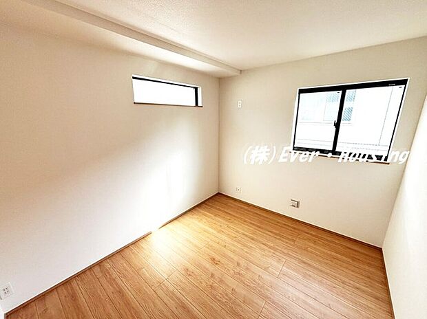 【洋室5.25帖】各室二面採光になっているため沢山の自然光を取り入れることができます。