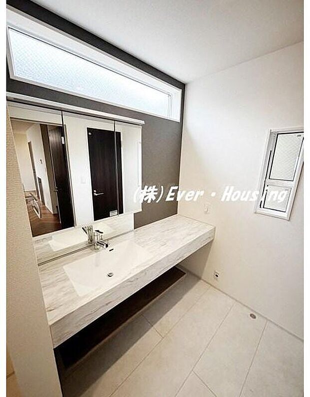 【ゆとりある洗面スペースは朝の身支度も快適。】大きなミラーと広いカウンターで使い勝手も良く、家族並んで利用できる便利な設計です。収納スペースも確保されており、タオルや日用品もすっきり整理できます。