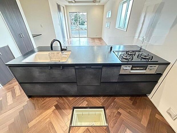 【モダンでお洒落なデザインの対面式システムキッチン】スタイリッシュなキッチンはデザイン性と機能性を兼ね備えた空間。調理スペースもしっかり確保されており、毎日の料理を快適にサポート。料理の時間が楽しくなる設備が整っています。