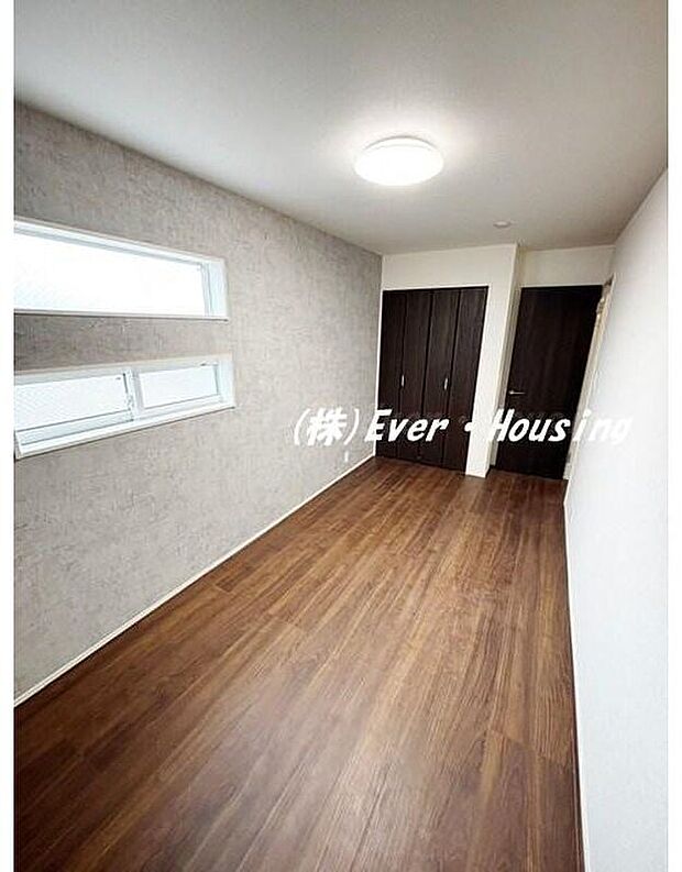 【ほっとするプライベート空間。】落ち着いた色合いのフローリングが印象的な洋室。シンプルで使いやすい間取りのため、ライフスタイルに合わせて自由にレイアウトを楽しめる快適な空間です。