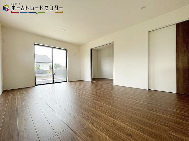 家族とのつながりを意識した見通しのいいリビングは会話が弾んでみんなを笑顔にします。ママの目線でデザインされた住まいは、豊富な収納など魅力がたくさん。住み心地の良さをぜひご体感下さい！