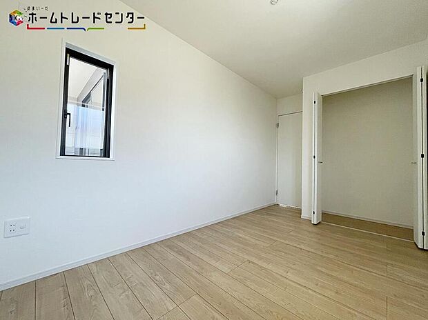 各室収納完備!いつもスッキリと、綺麗に保たれお洒落な状態を維持できます!いつの間にか増える衣類や小物もきちんと片付けられるでしょう!お部屋に収納家具を置かなくても済みますので広々とお使いになれますね!