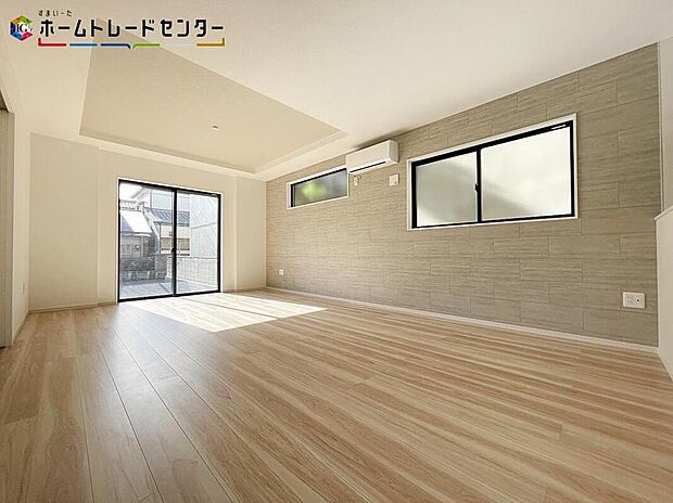 陽当たり良好のリビングです♪大きな窓がありますので、陽光あふれる明るい空間です。居心地良く、ご家族皆がゆったり寛げる憩いの空間となりそうです。