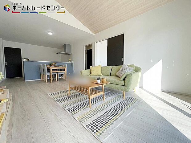 1号棟
リビングには大きな窓があり、陽光あふれる明るい空間です。日差しがぽかぽか暖かく、電気代の節約にもなります!休日はご家族でお喋りしながらゴロゴロゆっくりと過ごすのも良いのではないでしょうか!