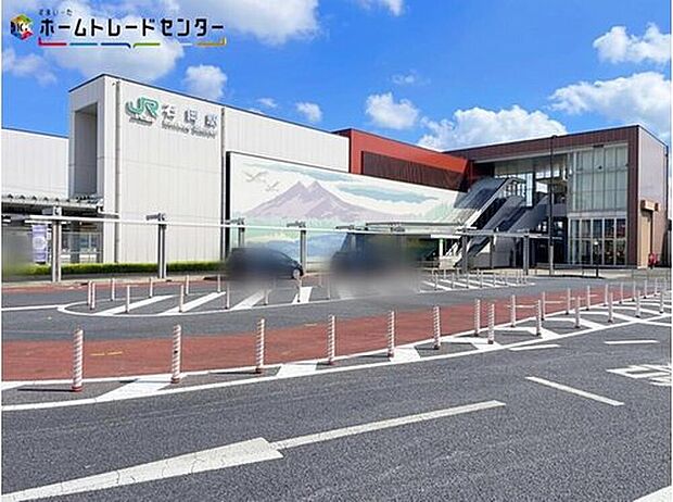 石岡駅は、特急も停車する主要駅になります。改札手前には広々とした待合室もあります!エスカレーター、エレベーターなどが整備されており、子育て世代やお年寄りに安心です。