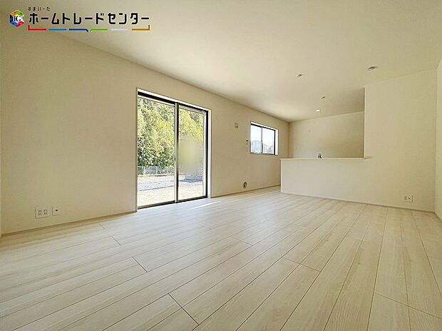 2号棟
広々とした開放感あふれるリビング！充分な広さがございますので、ご家族でインテリアのレイアウトを考えるのも楽しみですね♪お気に入りの家具に囲まれて、家族皆がゆったりした気持ちで過ごせたら最高