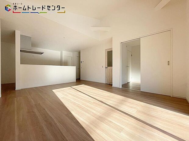 ホームパーティに招きたくなる自慢の広々リビング・ダイニング!お子様が走り回っても広々安心です!伸びやかな子育てや、にぎやかなふれあいの日々を存分に楽しんでください。