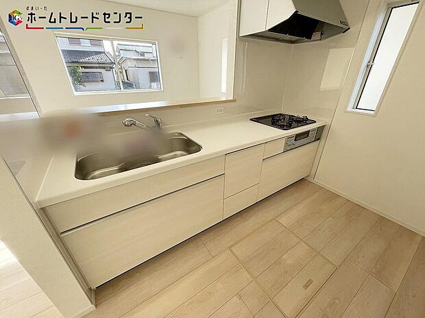 対面キッチンのメリットとして最も体感しやすいのが開放感！目線を遮るものがなく周囲を見渡せるため、家族やお客様、ペットの様子に目が届きます！会話を楽しみながら調理をすることもでき楽しく家事が出来ます！