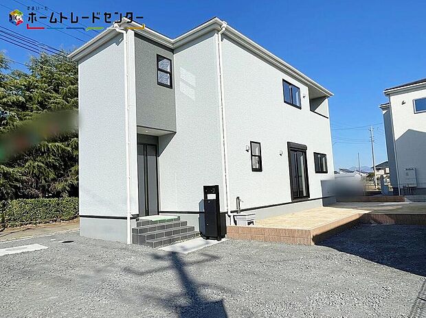 １号棟
嬉しい仕様がたくさん！
浴室乾燥機、システムキッチン、ウォークインクローゼット、洗浄便座、床下収納、24時間換気、TVモニター付きインターホン、人感センサー、駐車３台可（車種による）♪