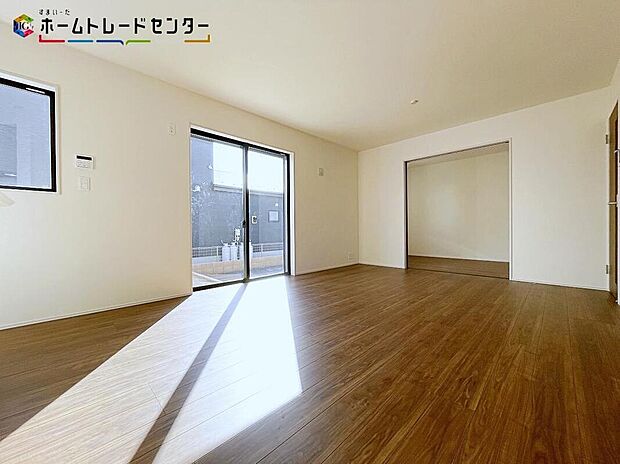 1号棟
広々とした開放感あふれるリビング!充分な広さがございますので、ご家族でインテリアのレイアウトを考えるのも楽しみです♪お気に入りの家具に囲まれて、家族皆がゆったりした気持ちで過ごせたら最高です!