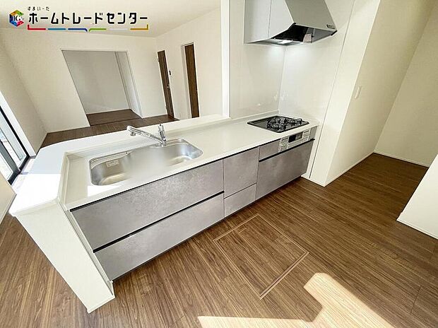 １号棟
対面式キッチン！お食事の準備をしながらご家族との会話を楽しめます☆水回りも集中！家事の動きがらくちん♪お料理をしながら洗濯物を回したり、お風呂に入っている子供たちの様子も見に行けますね！