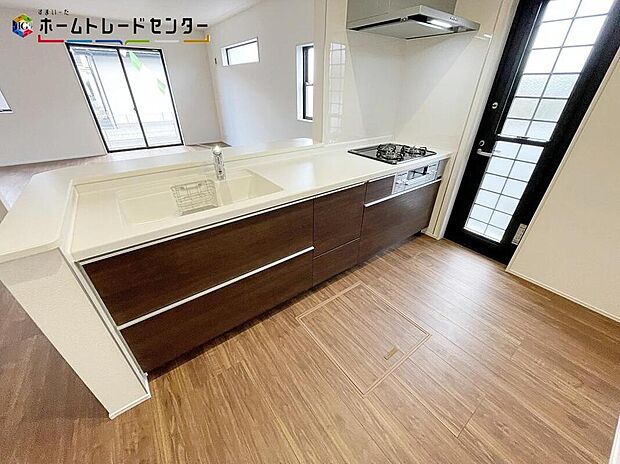 １号棟
リビングで遊んでいるお子様を見守りながら、時にはお喋りをしながら料理や後片付けができる人気の高いスタイルです♪キッチンに居ながら、家族とのコミュニケーションがとれます！