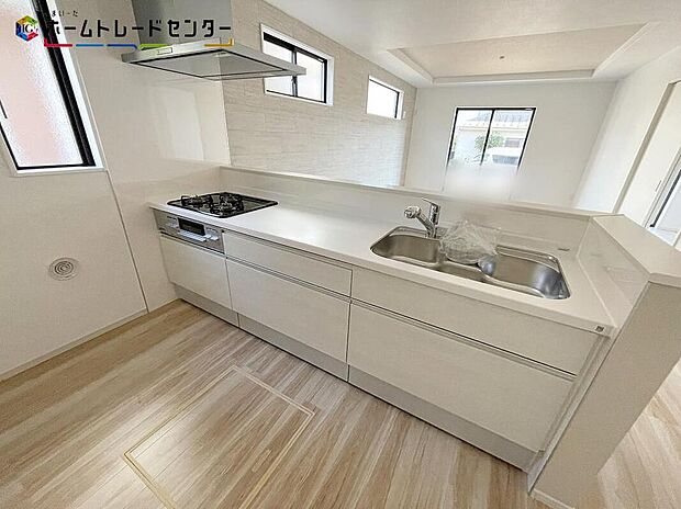 対面式キッチンですので、お食事の準備をしながらご家族との会話を楽しめます☆水回りも集中しているので、家事の動きがらくちん♪全スライド式収納キッチンですのでお皿や鍋の出し入れもラクラクです！