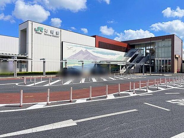 石岡駅は、特急も停車する主要駅になります。改札手前には広々とした待合室もあります!エスカレーター、エレベーターなどが整備されており、子育て世代やお年寄りに安心です。