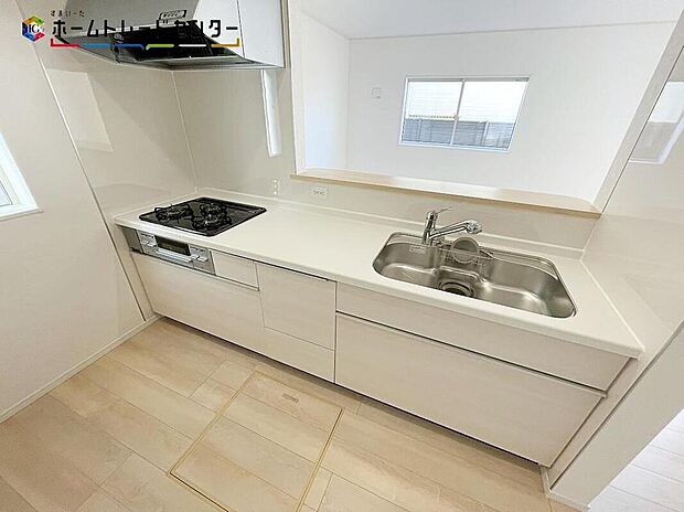 1号棟
おしゃれなカウンターキッチン♪リビングで遊んでいるお子様を見守りながら、時にはお喋りをしながら料理や後片付けができる人気の高いスタイルです♪テレビの話題や一日の出来事、食卓も会話が弾みますね♪