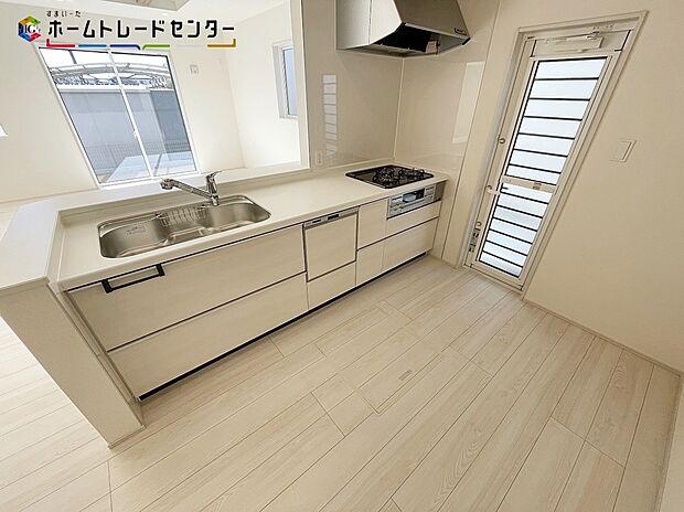 ２号棟
おしゃれなカウンターキッチン♪リビングで遊んでいるお子様を見守りながら、時にはお喋りをしながら料理や後片付けができる人気の高いスタイルです♪食卓も会話が弾みます♪