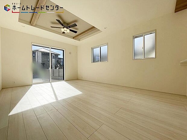 広々とした開放感あふれるリビングです。ゆったり寛げる充分な広さがございますので、ご家族でインテリアのレイアウトを考えるのも楽しみになりそうです。