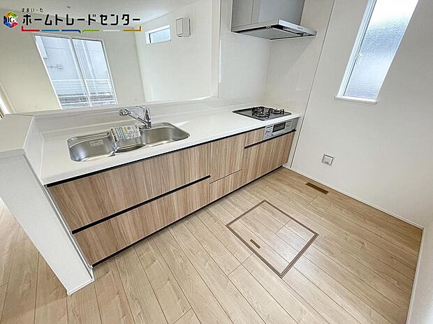 ４号棟
対面キッチンです！お客様が来てもひとりにすることなく、おしゃべりを楽しみながらお茶や調理の作業が出来ます！快適なおもてなしができ、お客様も居心地よく過ごせるのではないでしょうか！